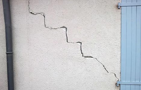 Fissure verticale sur un mur, VERTIKAL.